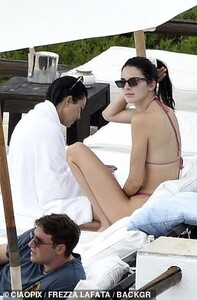 16645282-7298503-Hair_change_Clearly_taking_inspiration_from_Kendall-a-97_1564443038883.jpg