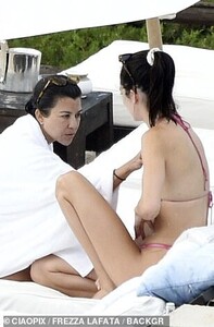 16645318-7298503-Hair_change_Kourtney_went_on_to_tie_her_brunette_locks_into_a_hi-a-96_1564443038872.jpg