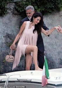 16645662-7298671-Breathtaking_Amal_was_radiant_in_the_unique_light_pink_number_wh-a-13_1564443052764.jpg