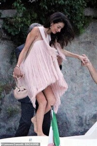 16645664-7298671-Glamorous_Her_brunette_tresses_were_coiffed_into_a_glamorous_do_-a-71_1564430053069.jpg