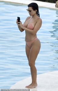 16647224-7298503-Making_a_splash_Kourtney_couldn_t_resist_taking_a_photo_of_the_i-a-117_1564443038979.jpg