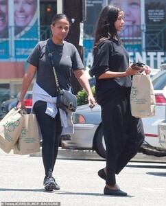 16693896-7303207-Errand_run_On_Tuesday_Zoe_Saldana_and_her_producer_sister_Cisley-m-60_1564527275661.jpg