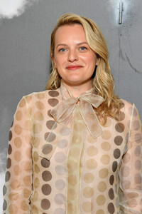 Elisabeth+Moss+Christian+Dior+Photocall+Paris+_q4NzH5qHC9x.jpg