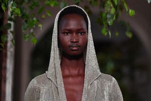 1688433712_ValentinoRunwayParisFashionWeekHauteWTc3zgiXO0Nx.thumb.jpg.c96090ac61f7d53fa7411116fe57bd6f.jpg
