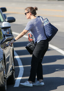 Jennifer+Garner+out+and+about+zLsgE8zDoAkx.jpg