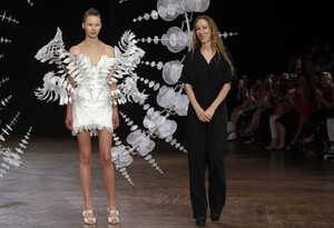 1702294987_IrisVanHerpenRunwayParisFashionWeekxr6J2uwxHH1x.thumb.jpg.5eaf5d67ba424e96095c8c4ddc494575.jpg