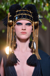 1705236781_ValentinoRunwayParisFashionWeekHautehAfYYI3ZvyZx.thumb.jpg.257005eb7df8aa2528d87b24382c5abb.jpg