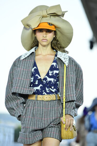 172019286_MiuMiuClub2020RunwayIfAJT55oxt6x.thumb.jpg.225bc48d18b54ba514e29c4a1b847cbc.jpg