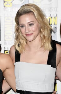 Lili+Reinhart+2019+Comic+Con+International+RmX2FLk8Oktx.jpg