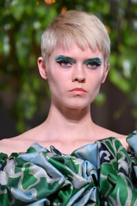 1738674418_ValentinoRunwayParisFashionWeekHauteVLQTfCDniB7x.thumb.jpg.288d79c2cbf3a98598007290dc8dfaea.jpg