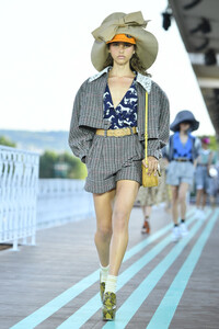 175127594_MiuMiuClub2020RunwaypVV5z2YFyiex.thumb.jpg.16f54fcc5b75f04c50313ce3dadc274c.jpg