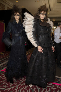 1753476840_viktor-e-rolf-hc-bks-v-rf19-5866(1).thumb.jpg.629a11907badc8832ee5ef9c1bd9a1f0.jpg
