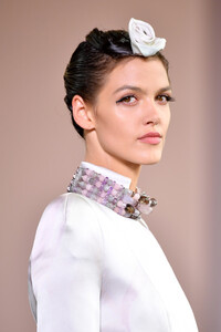 1790958653_GiorgioArmaniPriveRunwayParisFashion9bgUX2ph0epx.thumb.jpg.5a28490bdfe9fd11c0ebee03ed59048a.jpg
