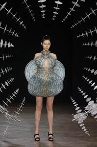 1791635589_IrisVanHerpenRunwayParisFashionWeekWMopMzuj6Mzx.thumb.jpg.501b9c36a1737968da0efbcaae3fff31.jpg