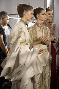 1796016286_elie-saab-hc-bks-m-rf19-0834(1).thumb.jpg.eccb8f052e023c7be0081f3568935293.jpg