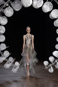 1796857818_IrisVanHerpenRunwayParisFashionWeekMHI1GKdcQnsx.thumb.jpg.54c7784e072917203a679975cacae78f.jpg