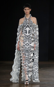 179775859_IrisVanHerpenRunwayParisFashionWeekbPiSPRkmFOwx.thumb.jpg.bae568f94b717f56ae635bb8184be820.jpg
