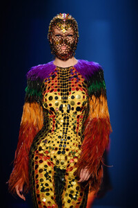 1806530234_JeanPaulGaultierRunwayParisFashionWeekAjPQxanSmfPx.thumb.jpg.76554c42661f883d588e03ac77f6fddc.jpg