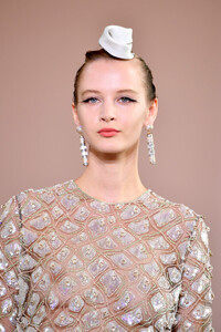 1811242079_GiorgioArmaniPriveRunwayParisFashionPgcSBpffmW_x.thumb.jpg.5074398c7ae534dcc239f0defc0e00ec.jpg