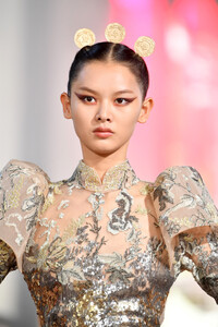 1817697317_ElieSaabRunwayParisFashionWeekHauteA1eLymVwQKXx.thumb.jpg.0703bee0618d89c8ea09fe4a36cd4347.jpg