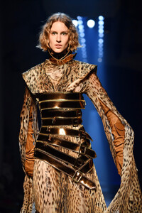 1843798578_JeanPaulGaultierRunwayParisFashionWeekVqT0VzbfIaPx.thumb.jpg.9e89d0cf937e341cf5539887f824b6a6.jpg