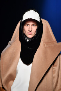 1846730983_JeanPaulGaultierRunwayParisFashionWeekgfC_OXVZGXHx.thumb.jpg.e12efc1f710cb165558941fd265f6bc5.jpg