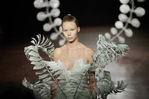 1847828307_IrisVanHerpenRunwayParisFashionWeekdL-kqrvykxgx.thumb.jpg.82f941c2aa246b42f49bb825b5d9cde5.jpg