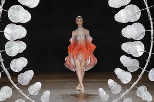 1852919210_IrisVanHerpenRunwayParisFashionWeekuZceRzdaYELx.thumb.jpg.954d8ce6a8aad4cb79ca7d377f5158a6.jpg