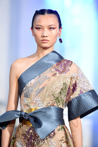 1854102111_ElieSaabRunwayParisFashionWeekHauteu7jBy_9f5Ntx.thumb.jpg.173dd6d95b6634f4f683b66c5cf70c03.jpg