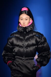 1856435113_JeanPaulGaultierRunwayParisFashionWeek0UxH8kGXHO_x.thumb.jpg.5595bf0f0e08e104067a9f2642fedbd2.jpg