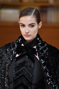 1863972683_ChanelRunwayParisFashionWeekHauteCoutureVbnMKO0TF7ax.thumb.jpg.59f9246c523104c7299e0d7df1fd5ab3.jpg