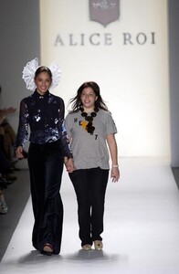 1864368753_alice-roi-fw-2002(7).thumb.jpg.13bad6016b7c99a6381e45832a809cf4.jpg