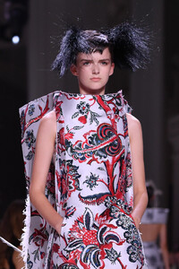 1870266704_GivenchyRunwayParisFashionWeekHauteCoutureycIJdQ1FNnOx.thumb.jpg.1fd48ea82d8977a80b1079a23287c128.jpg
