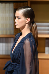 1889603153_ChanelRunwayParisFashionWeekHauteCoutureCW0KRlKy-J-x.thumb.jpg.9a662ef7fc21081d74f3f7ad995da9ec.jpg