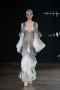 1903587510_IrisVanHerpenRunwayParisFashionWeekI-CAbICHuL7x.thumb.jpg.b26a520fd00431e5c6a425ebb08c7ae4.jpg