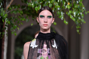 1908413908_ValentinoRunwayParisFashionWeekHaute_bmbKLyD58qx.thumb.jpg.c45345de61ac7f510ef5ecfb83a6b37f.jpg