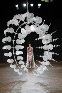 1913004461_IrisVanHerpenRunwayParisFashionWeek7rKMuy8zBszx.thumb.jpg.53242826d3d7d0ed4a1da6a417b46b3b.jpg