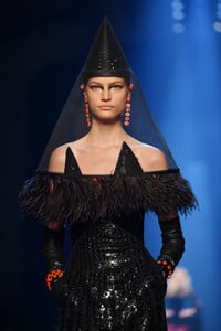 1913263520_JeanPaulGaultierRunwayParisFashionWeekNGdZTlRodfkx.thumb.jpg.4c39411ab3db6d11b353ec21644a40b6.jpg