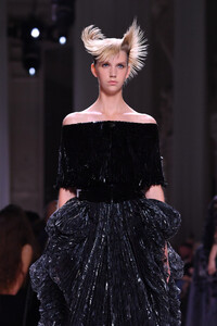 1925412058_GivenchyRunwayParisFashionWeekHauteCouturePOAEho4RIbWx.thumb.jpg.962b9a75e2fc43017563f52de8ba5f1f.jpg