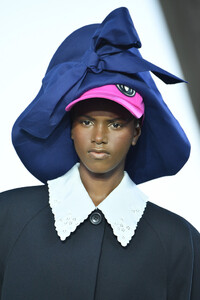 1938110566_MiuMiuClub2020RunwayIHDxQm0tG2Nx.thumb.jpg.5b215f67a0b910bd917ba2ce3ace882e.jpg