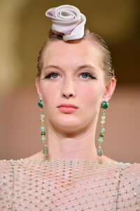1944128835_GiorgioArmaniPriveRunwayParisFashionjA_AHAy3DR9x.thumb.jpg.44cb0dbb325e29d1099a690194782366.jpg