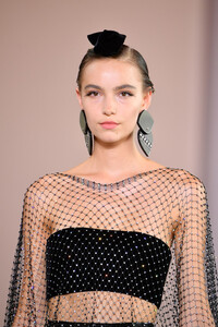 1944857601_GiorgioArmaniPriveRunwayParisFashionPyRTJ1ju3mgx.thumb.jpg.013914ce7a5a02bc9b61ce65f3cc4c2e.jpg