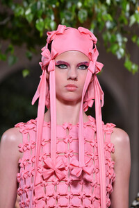 1948836885_ValentinoRunwayParisFashionWeekHauteiMX4by1cGZVx.thumb.jpg.2c98f3266f99be8f5a133d36b14d7382.jpg