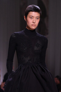 19570170_GivenchyRunwayParisFashionWeekHauteCoutureL23eZhWel-qx.thumb.jpg.3400d7f5e2bd9fc50ba13d11eaf2e12c.jpg