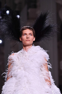1959525911_GivenchyRunwayParisFashionWeekHauteCouture7RlAFT76ANHx.thumb.jpg.a63ffdc2051e3c7d25e467c7814470d8.jpg
