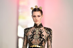 1962309105_ElieSaabRunwayParisFashionWeekHautecOibPYlFgTax.thumb.jpg.5e6028ba1724166aae12ba56de632903.jpg