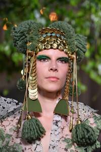 1972616719_ValentinoRunwayParisFashionWeekHautetcAzF5BEHx3x.thumb.jpg.433a2d56e16a0a9b8c31af99b6ea7916.jpg
