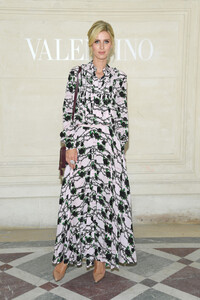 Nicky+Hilton+Valentino+Front+Row+Paris+Fashion+BNoYHTS8KWAx.jpg