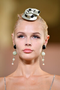 1974542067_GiorgioArmaniPriveRunwayParisFashion3VOdyGAnBjix.thumb.jpg.ab736dea81daf0ec3e4741f430197e85.jpg