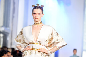 1978296813_ElieSaabRunwayParisFashionWeekHauteBqiFayfhaT8x.thumb.jpg.3b6e81cc6b008a9a39c996207a571ba9.jpg